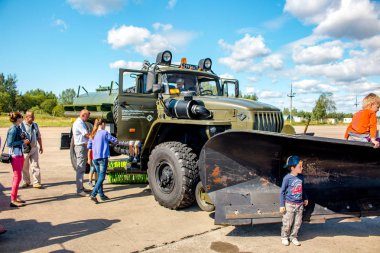 Ermolino, Rusya - 15 Ağustos 2015: Ermolino hava üssü açık gün. Aerodrome ekipman hasat