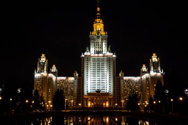 Moskova, Rusya - Eylül 2015: Bina ve bölge Moskova Devlet Üniversitesi nde gece
