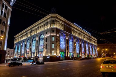 Moskova, Rusya - Eylül 2015: Merkezi Çocuk Mağazası (Centralnyi detskiy magazin). Gece aydınlatma