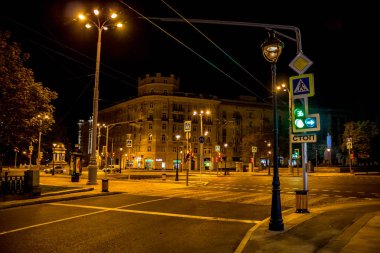 Moskova, Rusya - Eylül 2015: Nikitsky Gates de Moskova geceleri