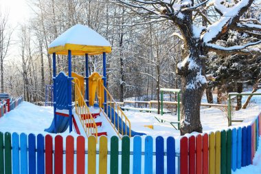 Bahçesi ve çok renkli çit house yakınındaki