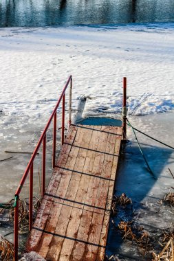 Nehir kıyısında buza daldırma için pier