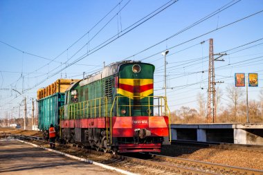 Detchino, Rusya - Mart 2016: Sebebiyle Sukhodrev istasyonunda demiryolu taşıma ile kargo taşıma Detchino