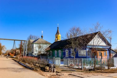 Detchino, Rusya - Mart 2016: Sokakları ve avlu Detchino Köyü, Maloyaroslavetskiy district, Kaluzhskaya bölge