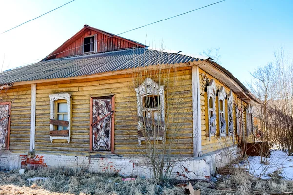 Casa Madeira Abandonada Uma Aldeia Com Janelas Penduradas — Fotografia de Stock