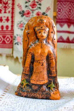 Krasnoe, Rusya - Mayıs 2016: Krasnoye köyü yakınındaki Borovsk, sergi-seramik satışı Etnografya Müzesi