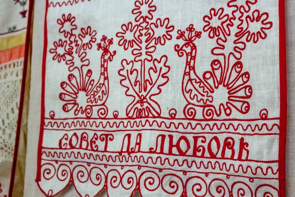 俄罗斯克拉斯诺 2016年5月 博罗夫斯克附近 Krasnoe 村的民族志博物馆 民间刺绣展览 — 图库照片