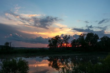 Yazın nehirde güzel bir gün batımı