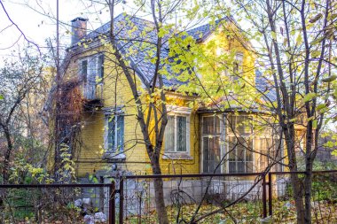 OBNINSK, Rusya - Kasım 2016: Sarı ülke tuğla ev çalılıklar yüzünden