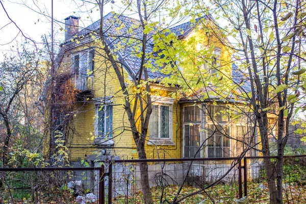 Obninsk Russia November 2016 Yellow Country Brick House Because Bushes — Stock Photo, Image