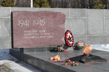 OBNINSK, Rusya - Şubat 2017: Memorial kompleksi 1941-1945 Obninsk ebedi ateşte ile Büyük Vatanseverlik Savaşı