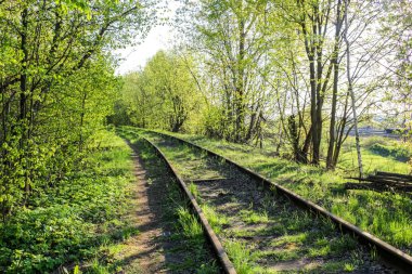 Eski demiryolu parça ve raylar. Az kullanılan Yön