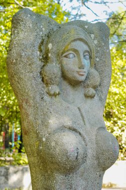 Eski bir çeşme bir kadın heykeli. OBNINSK, Rusya Federasyonu