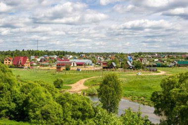 Köy, Krivskoye, Borovskoy district, Rusya görünümünü. Protva Nehri yüksek bankadan görüntülemek