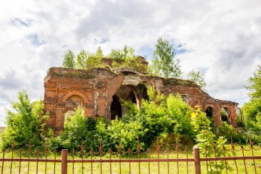 Vorsino, Rusya - Temmuz 2017: Harabeleri, kilise, varsayım, Kutsal Bakire Meryem (Uspeniya Presvyatoy Bogoroditsy), Vorsino Köyü, Borovskiy bölgesi, Kaluzhskiy bölgesi, Rusya
