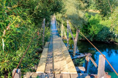 Nehrin üzerindeki yaya asma köprüsü
