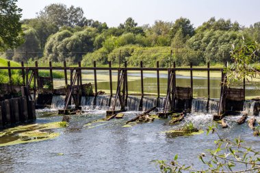 Naro-Fominsk Nara Nehri üzerinde eski terk edilmiş baraj, Rusya