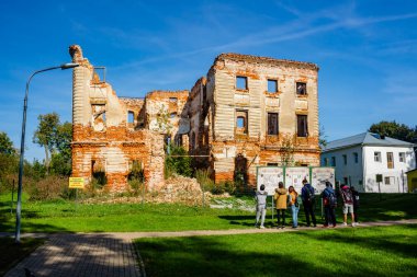 Belkno, Rusya - Eylül 2017: Kalıntıları harap 18. yüzyıl manor sonbahar günü içinde. Turist bilgi panosu bir grup