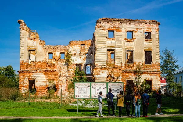 Belkno, Rusya - Eylül 2017: Kalıntıları harap 18. yüzyıl manor sonbahar günü içinde. Turist bilgi panosu bir grup
