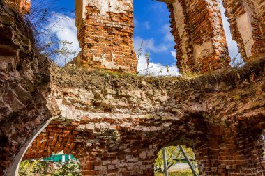 18. yüzyılın eski terk edilmiş malikane içinde harap interstorey tavanlar. Belkino Manor, Rusya Federasyonu