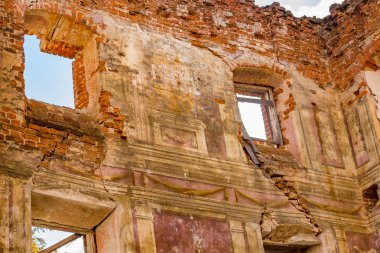 Eski terk edilmiş bir manor evde 18 yüzyılın bir görünüm içinden duvarlarda fresk. Belkino Manor, Rusya Federasyonu