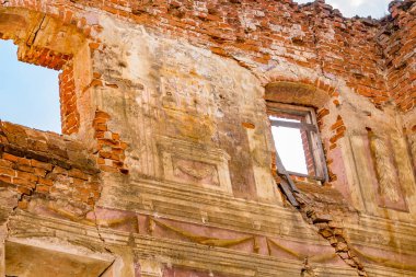 Eski terk edilmiş bir manor evde 18 yüzyılın bir görünüm içinden duvarlarda fresk. Belkino Manor, Rusya Federasyonu