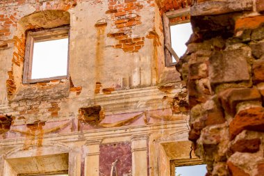 Eski terk edilmiş bir manor evde 18 yüzyılın bir görünüm içinden duvarlarda fresk. Belkino Manor, Rusya Federasyonu