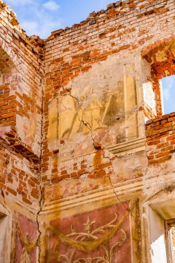 Eski terk edilmiş bir manor evde 18 yüzyılın bir görünüm içinden duvarlarda fresk. Belkino Manor, Rusya Federasyonu