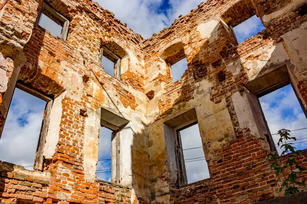 18. yüzyılın, bir görünümden içinde eski bir terk edilmiş manor ev duvarları. Belkino Manor, Rusya Federasyonu
