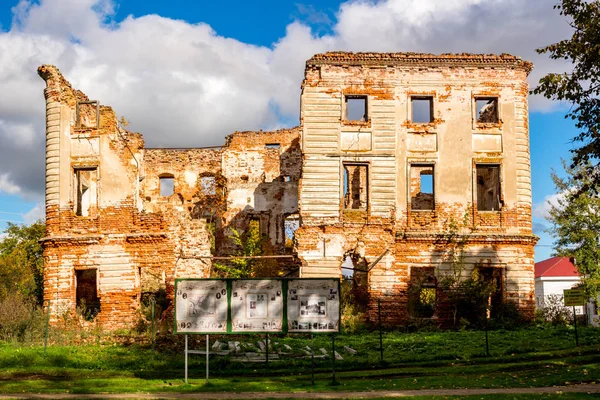 Belkno, Rusya - Ekim 2017: Sonbahar günü içinde harap 18. yüzyıl manor kalıntıları