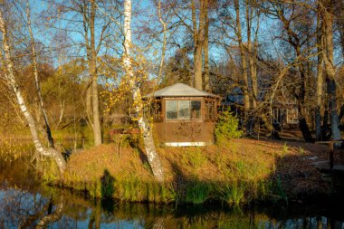 Küçük bir ada ve akşam Bahçe bir ev ile güzel gölet