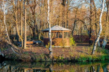 Küçük bir ada ve akşam Bahçe bir ev ile güzel gölet