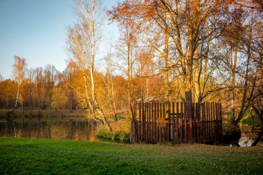 Küçük bir ada ve akşam Bahçe bir ev ile güzel gölet