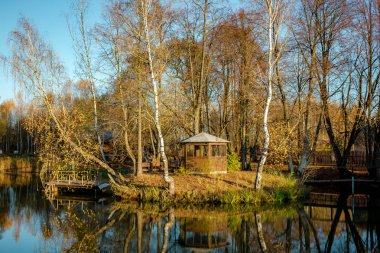 Küçük bir ada ve akşam Bahçe bir ev ile güzel gölet