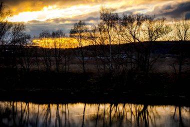 Nehri'nde sonbahar günbatımı