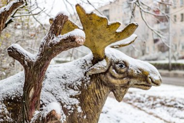 OBNINSK, Rusya - Ekim 2017: Bir kış parkta bir geyik heykeli