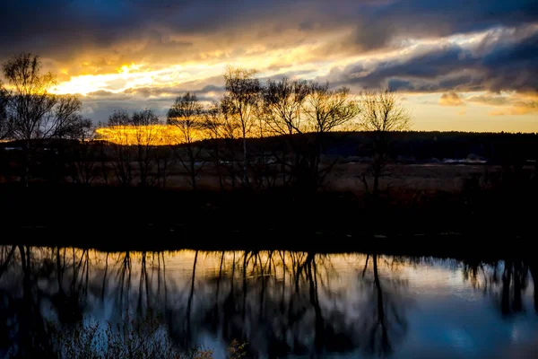 Ηλιοβασίλεμα Πάνω Από Τον Ποταμό Φθινόπωρο — Φωτογραφία Αρχείου