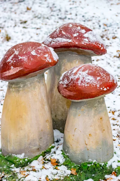 Sculpturen Van Paddestoelen Het Park Winter — Stockfoto