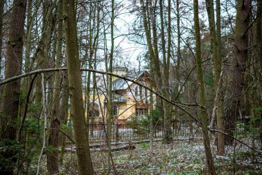 Eski çiftlik bir ahşap Güz arkasında bir arka plan üzerinde. OBNINSK, Rusya Federasyonu