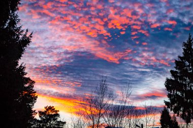 Mavi gökyüzü günbatımı sırasında karşı güzel bulutlar