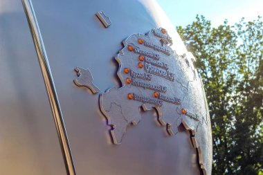 OBNINSK, Rusya - Temmuz 2016: Anıt Obninsk nükleer enerji öncüleri. Rusya Haritası ile işaretli nükleer enerji santralleri