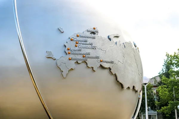 OBNINSK, Rusya - Temmuz 2016: Anıt Obninsk nükleer enerji öncüleri. Rusya Haritası ile işaretli nükleer enerji santralleri
