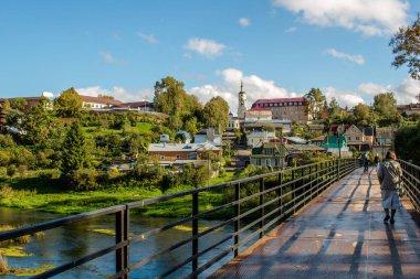 Borovsk, Rusya - Eylül 2015: Protva Nehri Borovsk şehir içinde bir yaya köprüsü