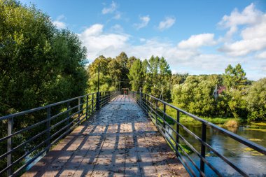Yaya Köprüsü Nehri Protva Borovsk, Rusya'nın şehirdeki. Açık yaz gün