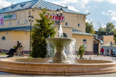 Borovsk, Rusya - Eylül 2015: Çeşme Borovsk şehir Lenin meydanında