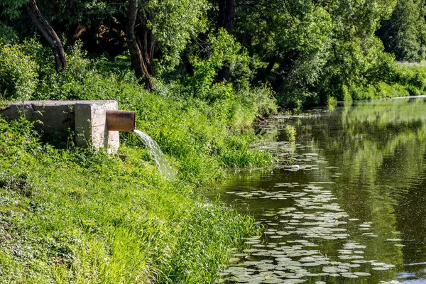 Drain water from the pipe into the river