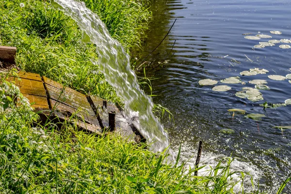 Drain water from the pipe into the river