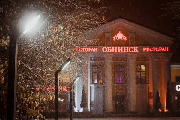 Obninsk Rusia Octubre 2018 Nieve Ventisca Fondo Faroles Alumbrado Público — Foto de Stock
