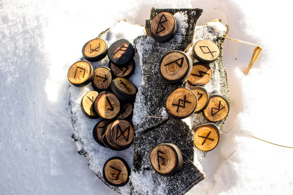 Rune Scolpite Nel Legno Sulla Neve Anziano Futhark — Foto Stock