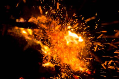 Güzel yukarıdan yukarı doğru uçan sparks ile göster